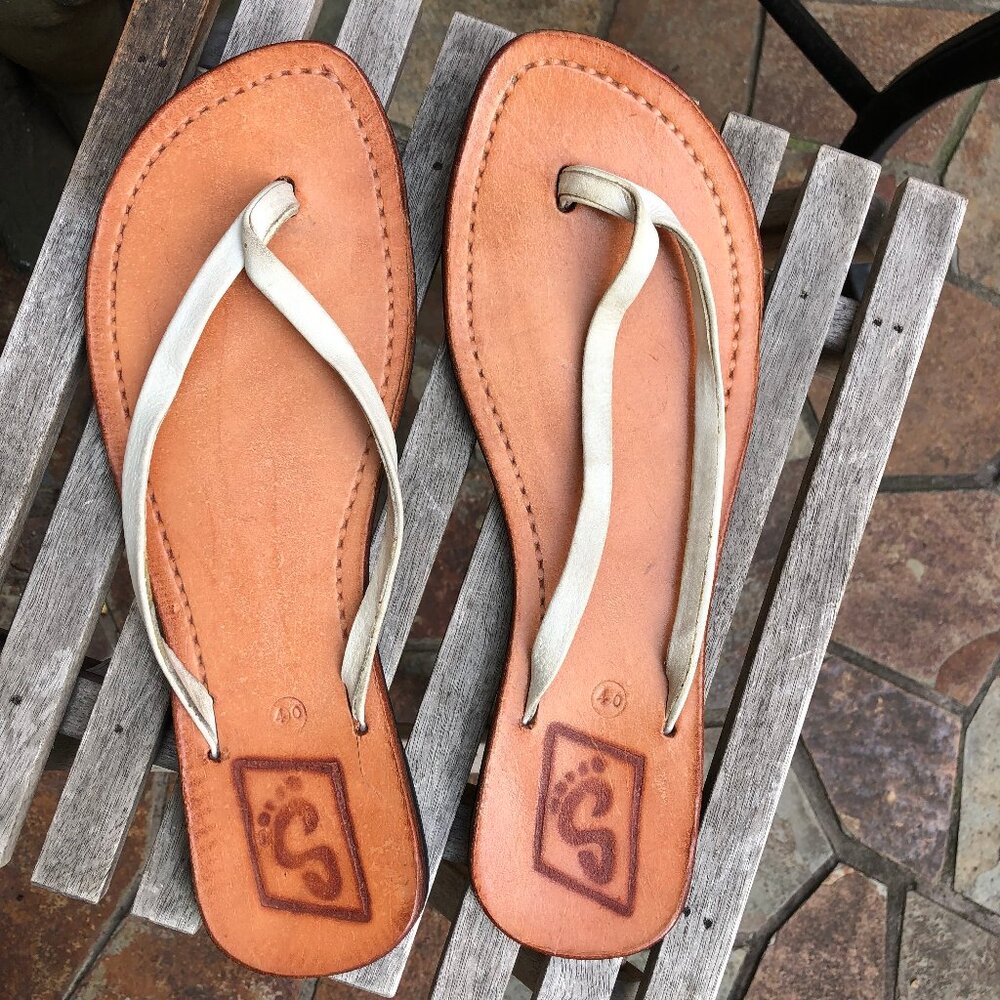 🛍️✨ 3 for $20 Closet Sale ✨🛍️ Leather thong sandals